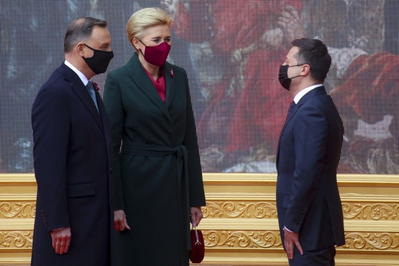 Зеленский без зазрения совести сдаёт Украину полякам